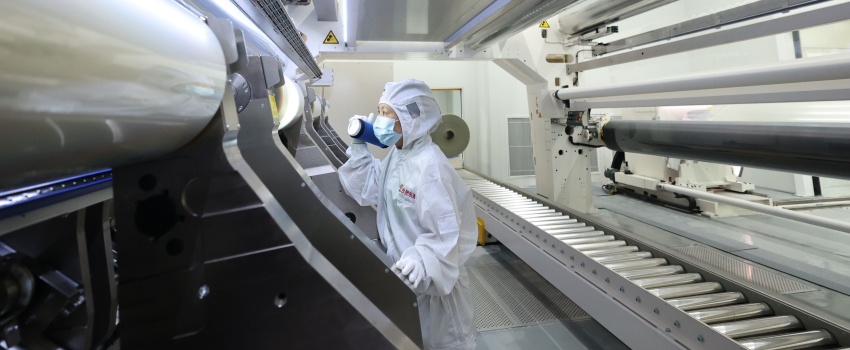 技術(shù)攻堅結(jié)碩果！合肥樂凱成功下線超寬幅超薄高端光學(xué)聚酯薄膜